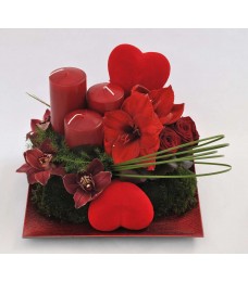 Σύνθεση από Τριαντάφυλλα, Αμαρυλλίδες, Cymbidium, Κεριά και Καρδιά σε πιατέλα