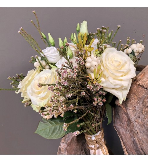 Νυφική Ανθοδέσμη Γάμου Λευκά Τριαντάφυλλα Λυσίανθο Συμφορίκαρπο Σαφάρι