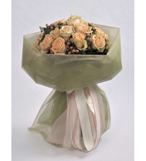 Μπουκέτο με Τριαντάφυλλα Peach Avallance και Χιπέρικουμ
